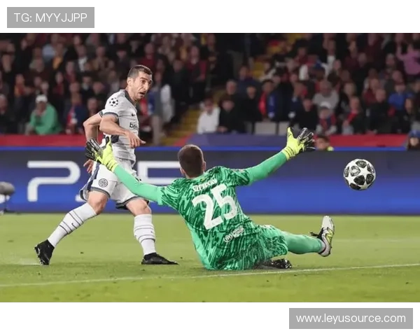 巴黎圣日耳曼欧冠淘汰赛屡陷困局：表面强势难掩控场能力不足