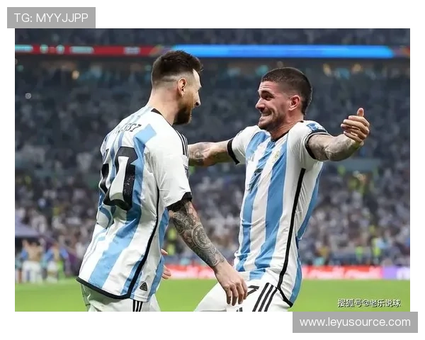 斯卡洛尼执教风格稳健务实，注重战术纪律与团队协作