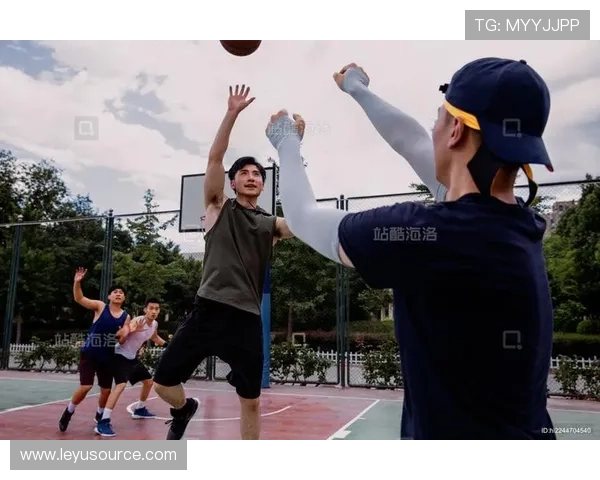 篮球场上背身单打规则的关键要点与常见误解